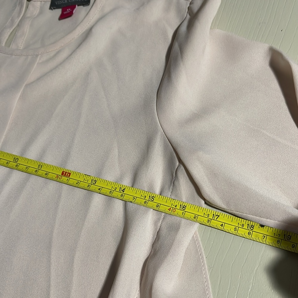 Vince Camuto Cream Flowy Top- Size XS - Picture 8 of 11